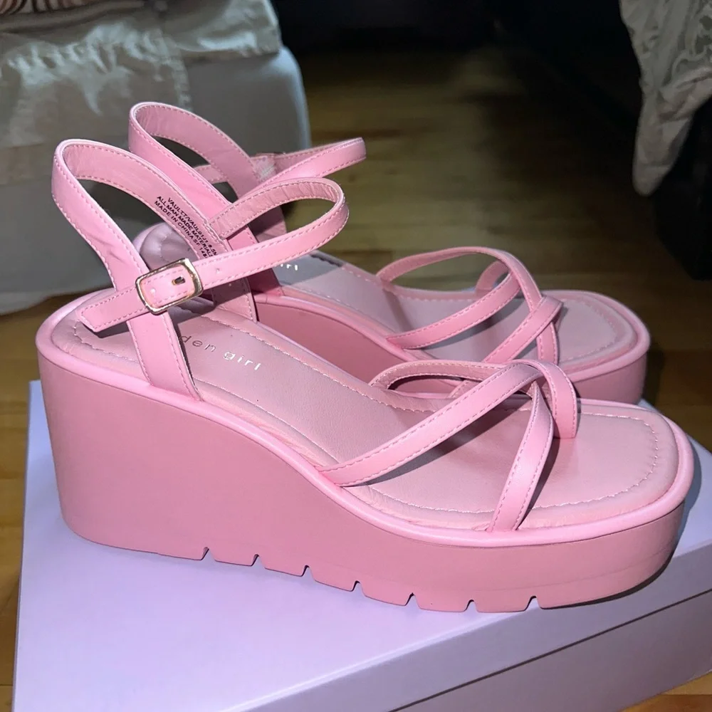 NWT Madden Girl “Vault” Platform Sandal